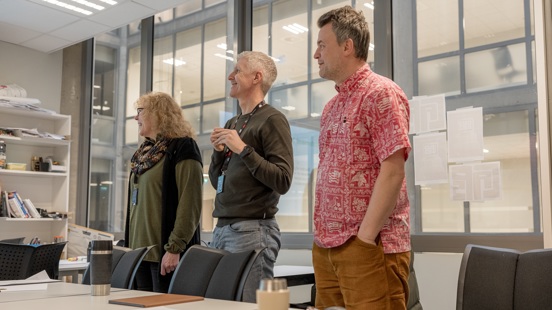 Fagpersoner samlet i et klasserom