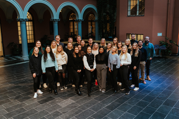 Gruppe med studentambassadører samlet i Ernst Hage på Campus Oslo