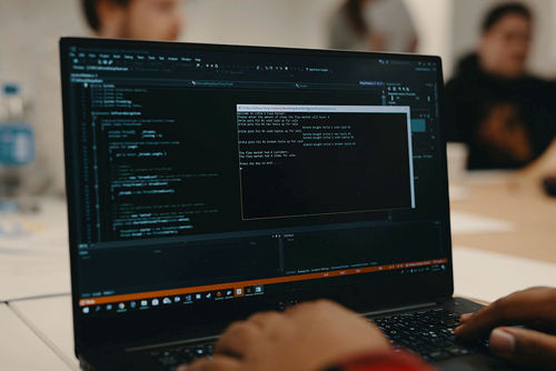 Nærbilde av en en skjermen på en pc med et programmerings program åpent.