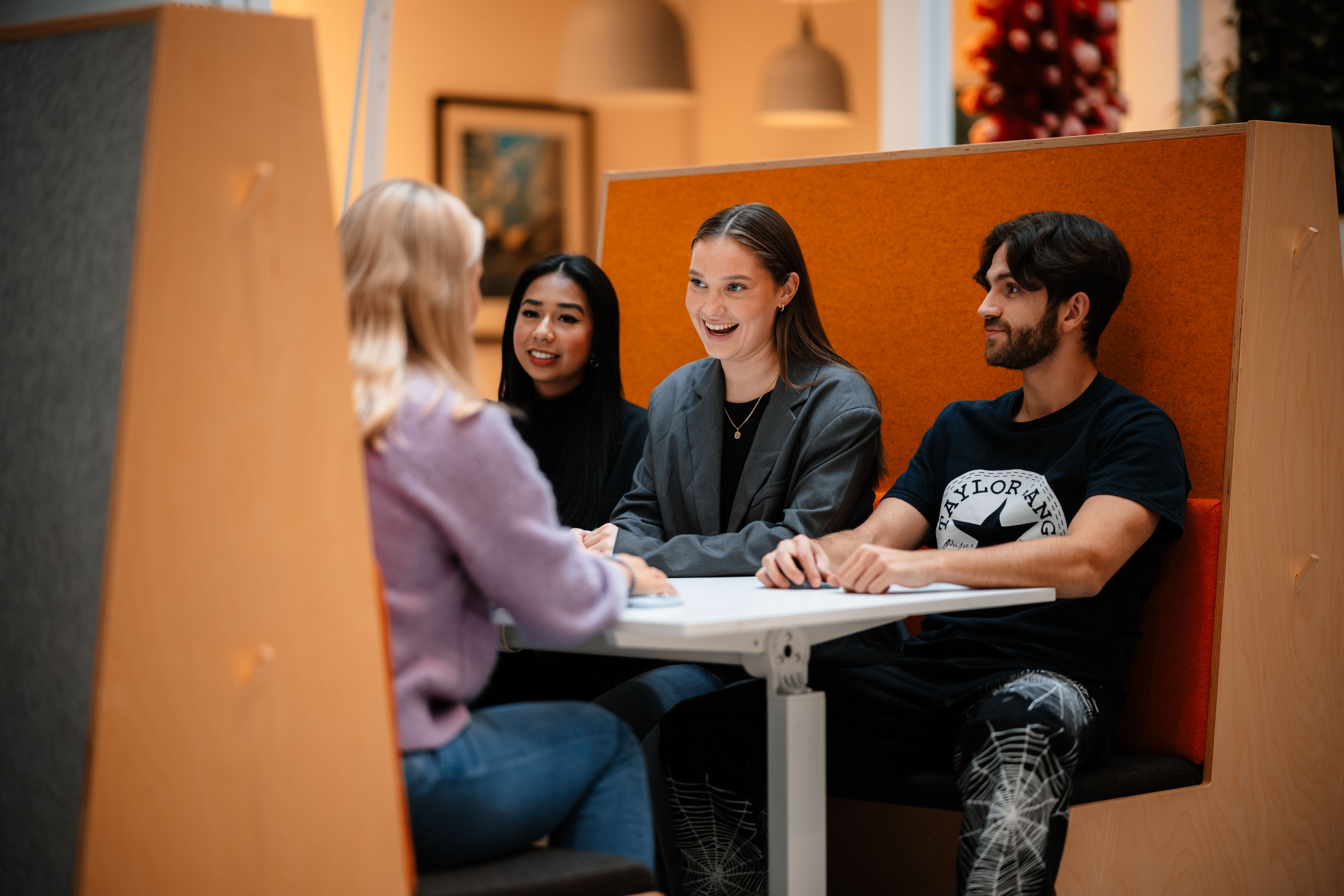 Gruppe studenter ved et bord.
