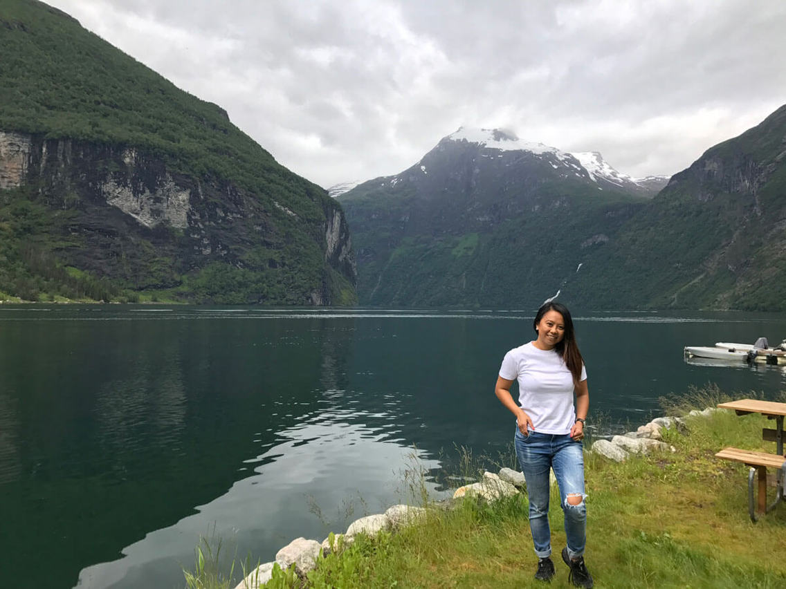 Foto av kvinne ved en fjord.