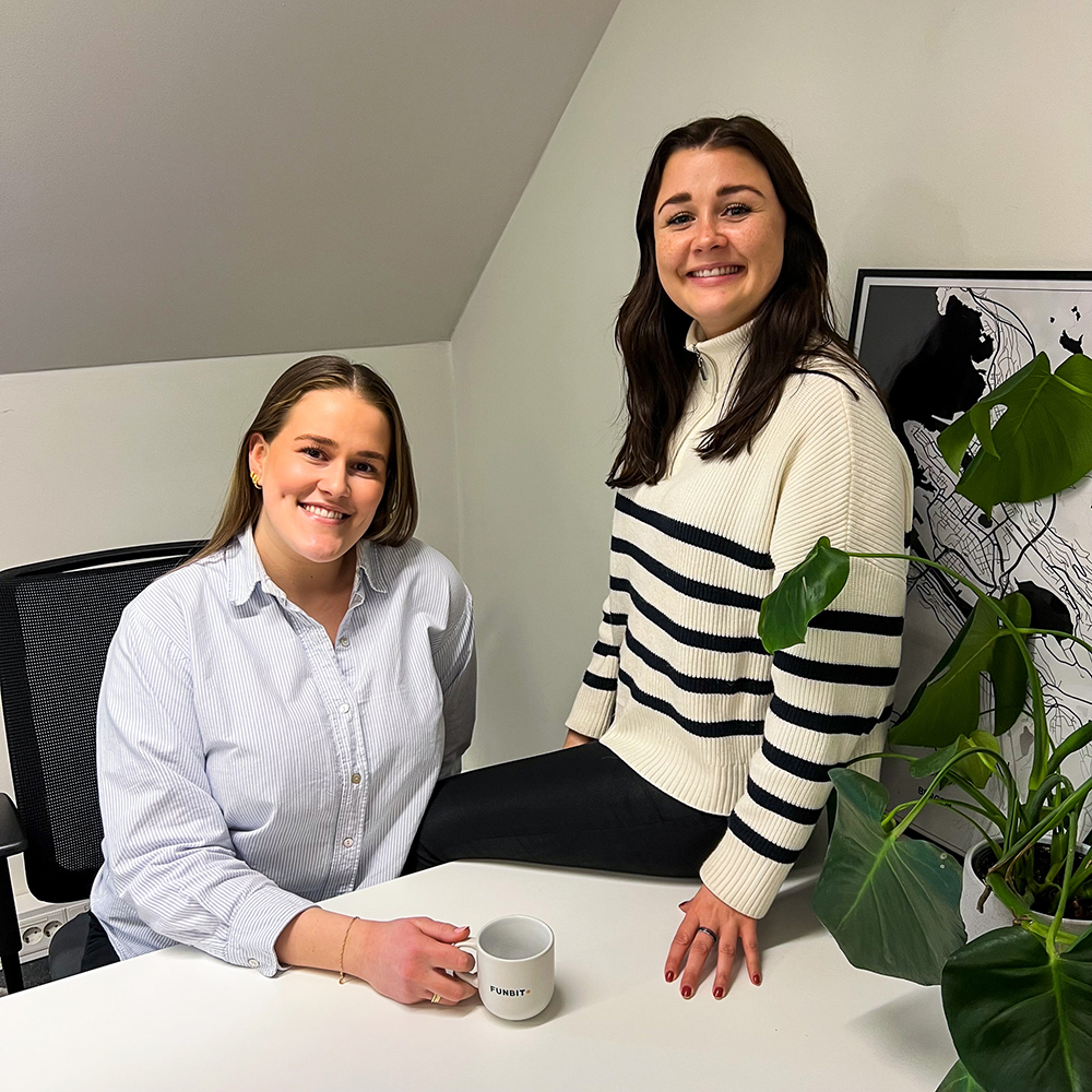 Cathrine Stendal og Emile Mjelde smiler til kamera på funbit kontor.