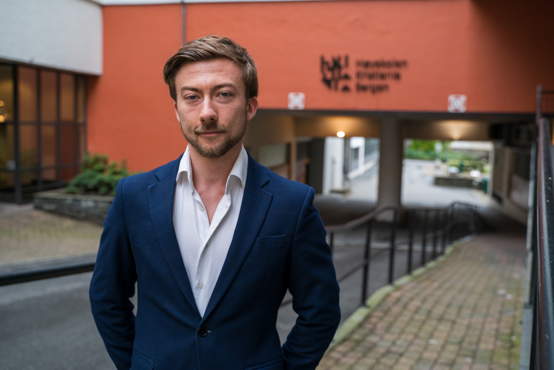 Foto av tidligere salgsstudent Kristoffer, her står han utenfor Campus i Bergen.