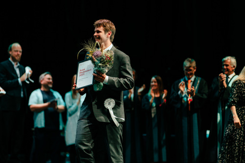 Student på scene får pris for "Årets medstudent"