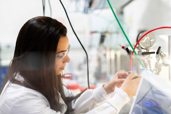 Forsker i hvit frakk jobber intenst i laboratorium