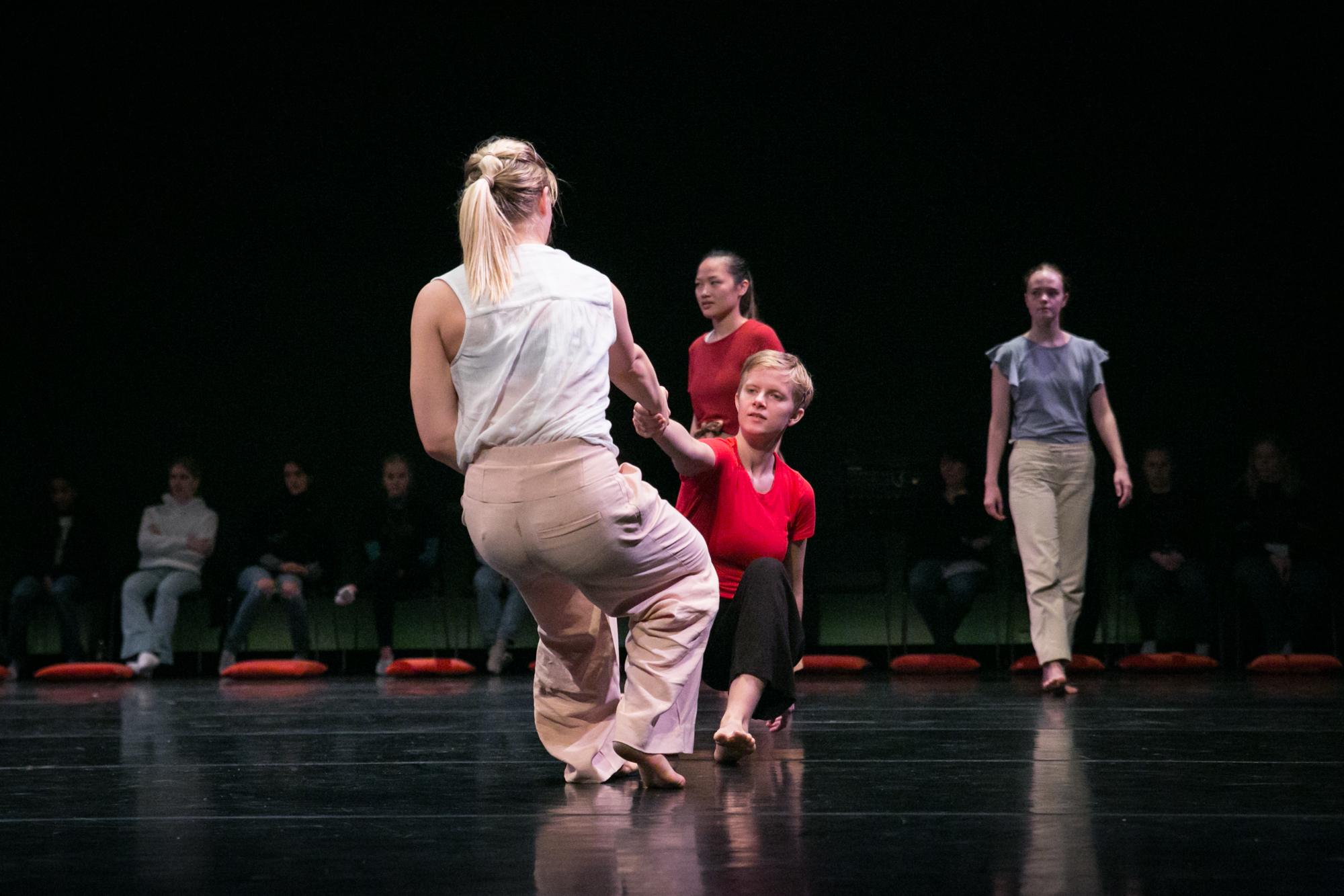 Studenter på bachelor i dans med pedagogikk danser på Operaen. Foto: Camilla Storvollen. 