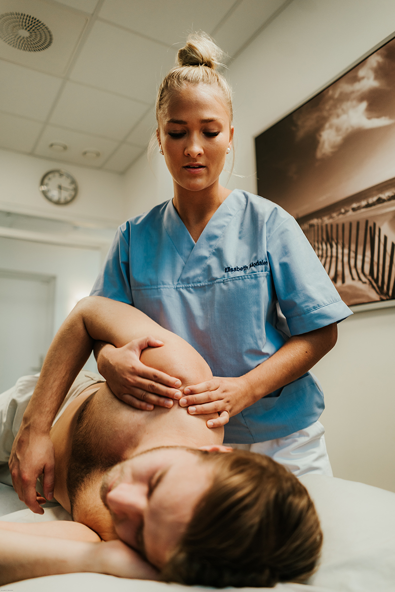 Osteopat behandler pasient.
