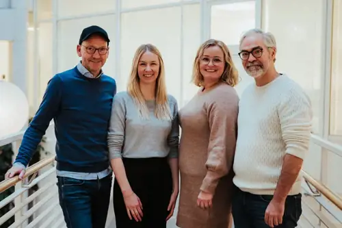 Fire personer som jobber med utveksling 