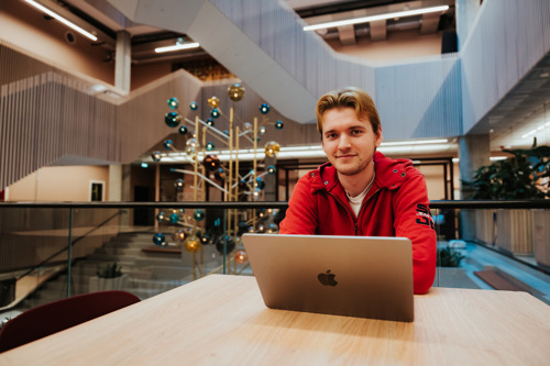 Student jobber med PC.