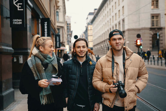 Tre journalistikkstudenter utenfor Høyskolen Kristiania.