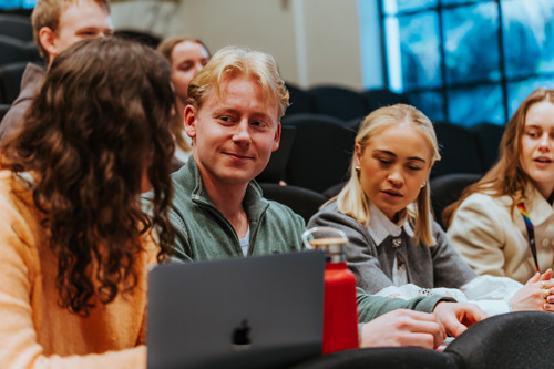 Studenter i forelesning på Kristiania Campus Bergen.