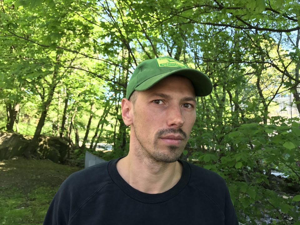 Foto av mann i en park.