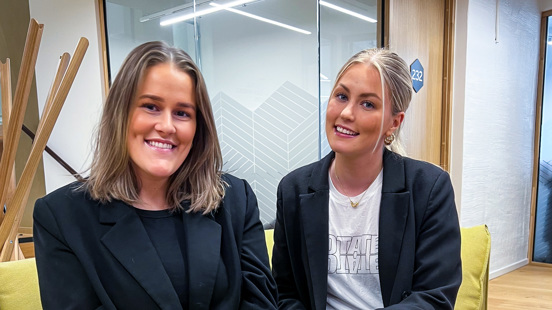 Cathrine Stendal og Julia Palmgren smiler til kamera på kontoret til funbit. 