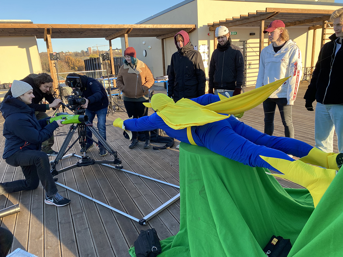 Mann utkledd som superhelt