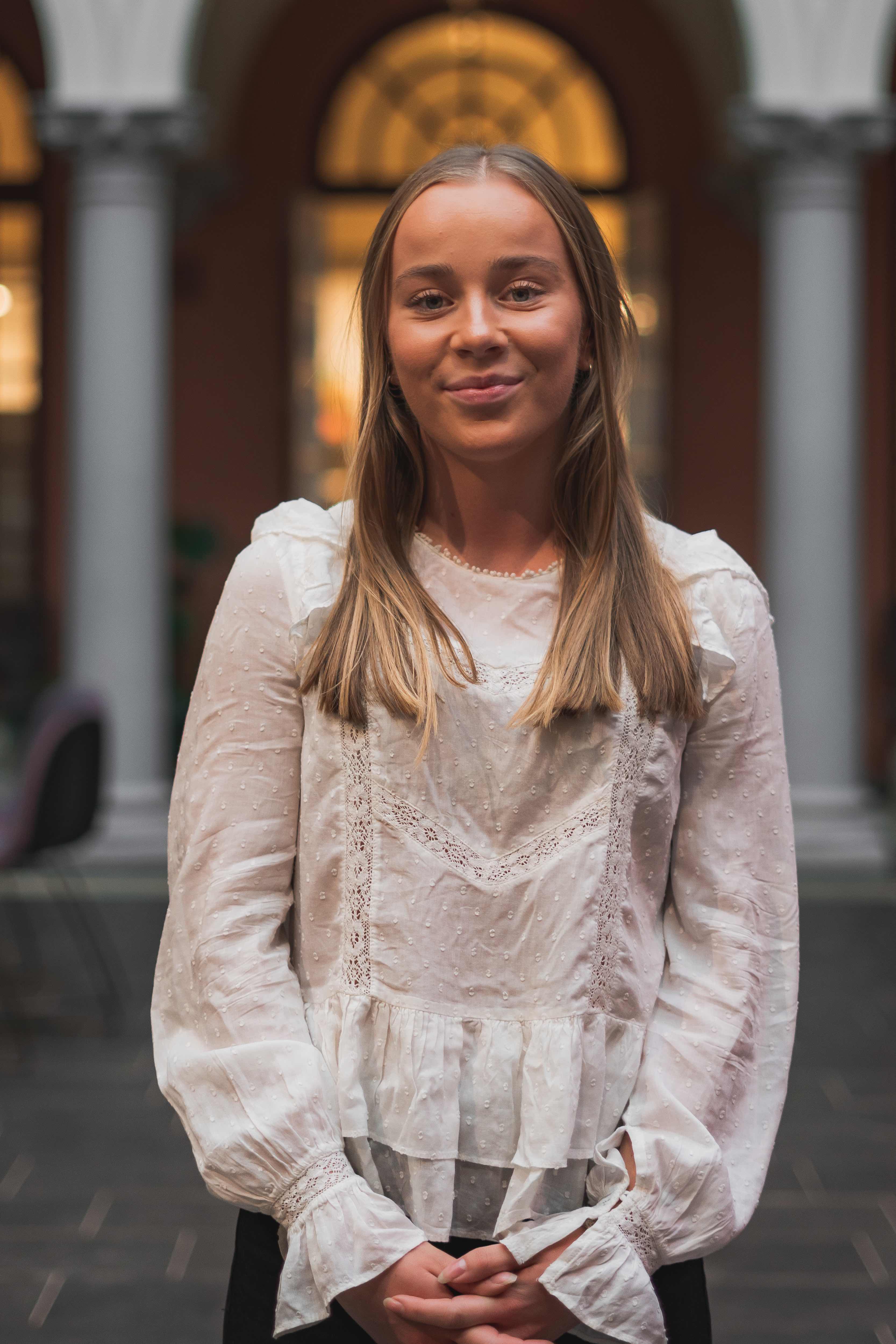 Foto av Liv Karin utenfor campus i Oslo. Smiler til kamera.