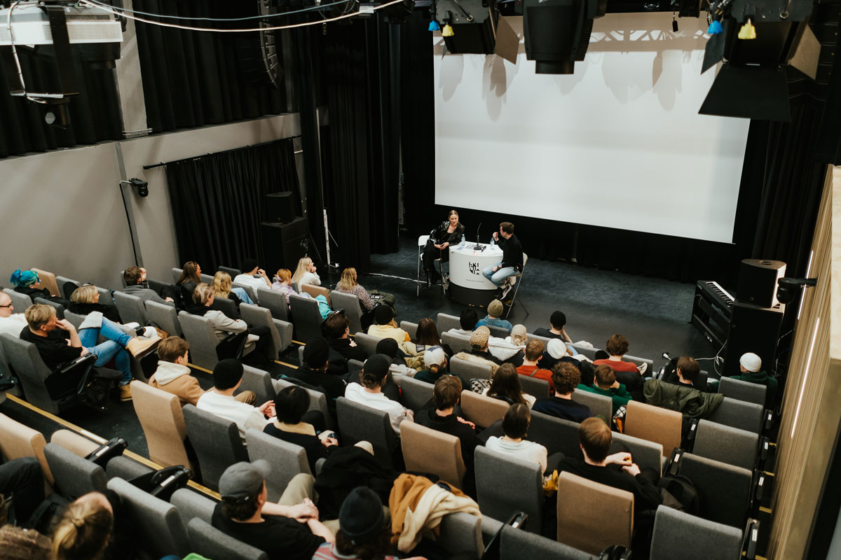 Overblikk over auditorium med fullsatt sal.