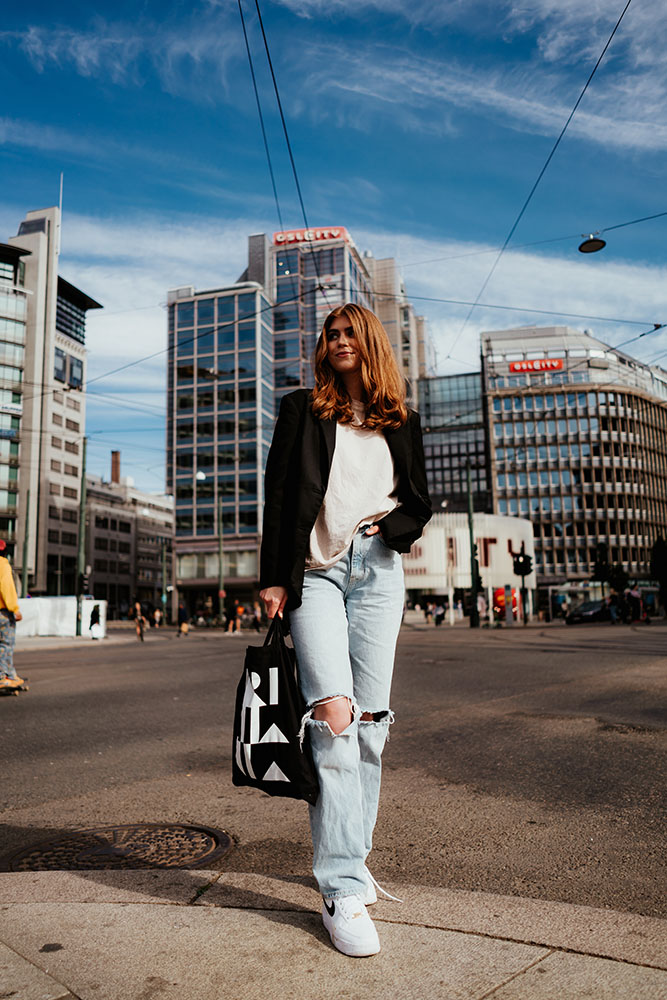 Student med Kristiania-veske i hånden