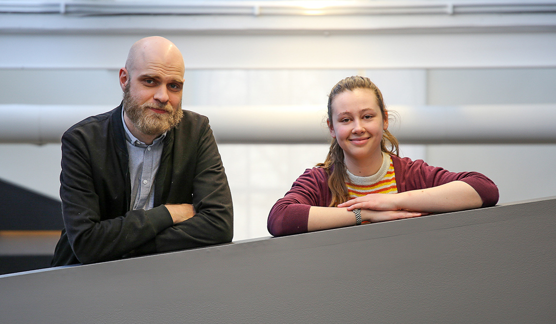 Embla Bugge og Anders Bergersen på Monster-kontoret
