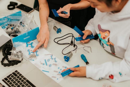 Studenter programmerer og bygger en robot.