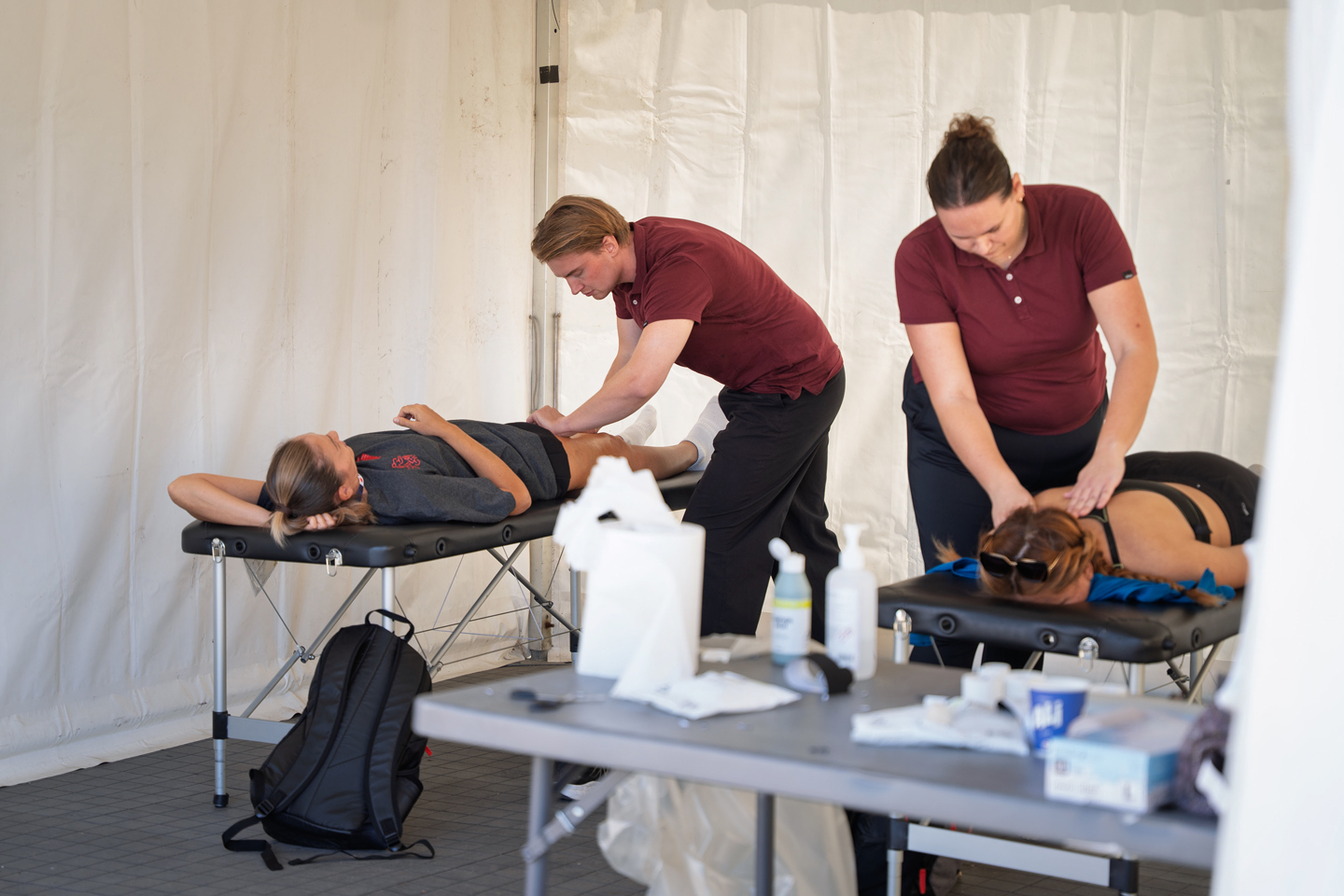 To osteopatistudenter gir behandling til to utøvere