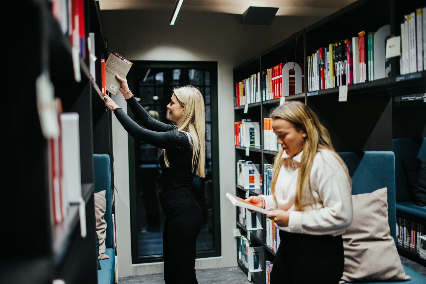 Studenter i bibliotek.