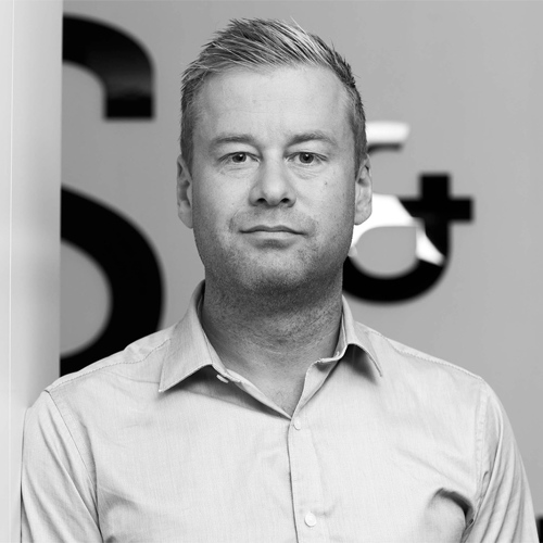 Daglig leder i S & B-N, Jostein Syvertsen har kort lyst hår og skjorte på seg.