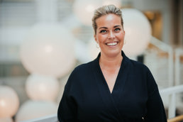 Ung kvinne som smiler