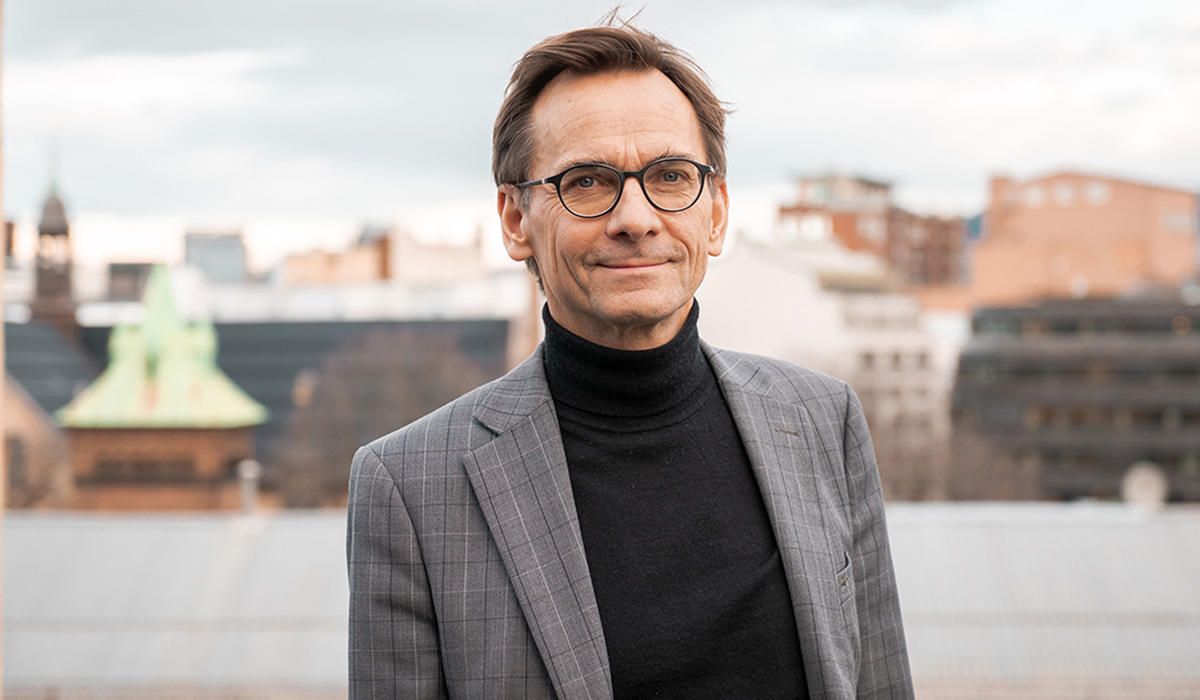 Prorektor Christen Krogh står på taket av en bygning i Oslo sentrum iført en grå blazer og ser inn i kamera
