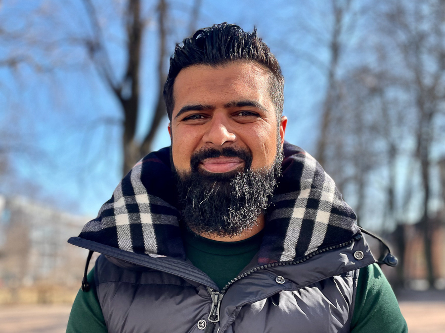 Foto av mann med vinterjakke i en park.