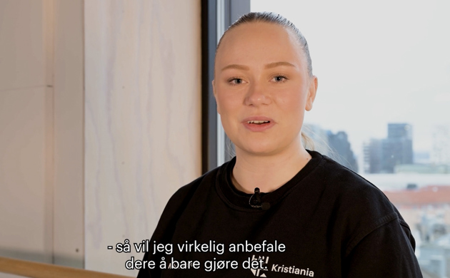 Skjermbilde av kvinne som snakker.