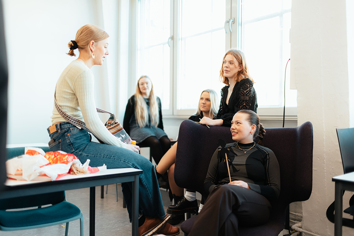 Studenter sitter i gruppe.