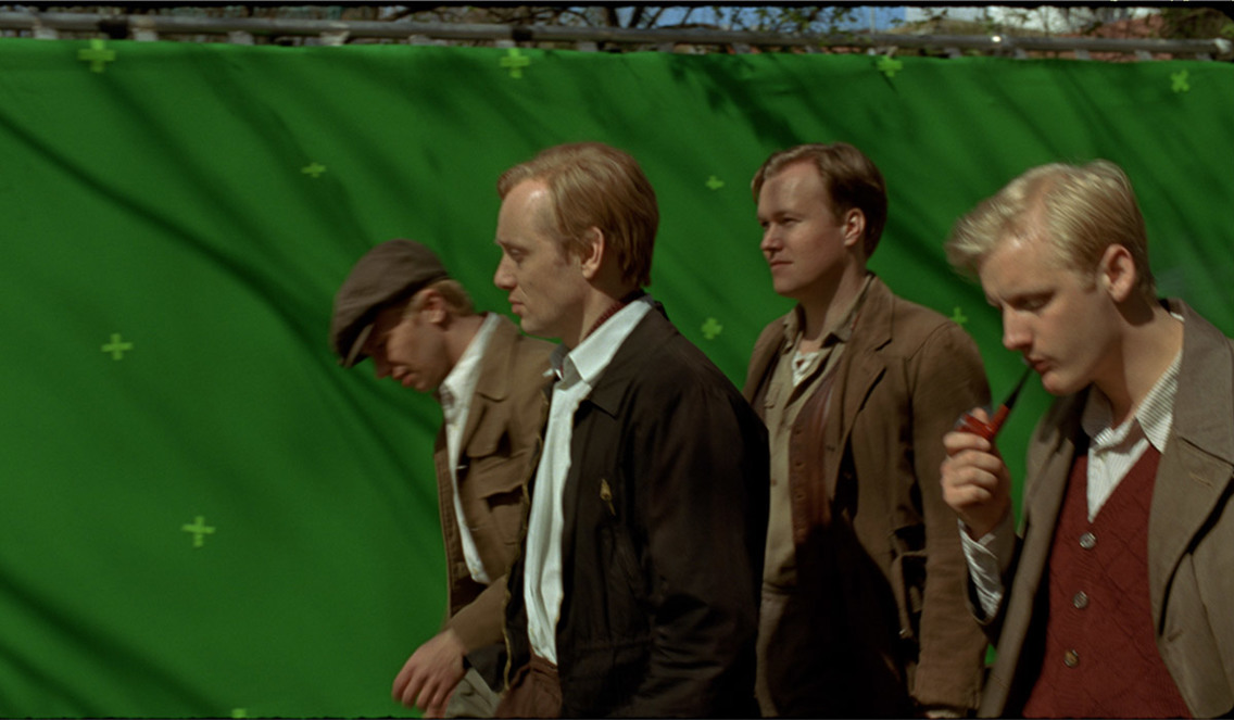 Aksel Hennie og skuspillerne fra Max Manus går foran en green screen.