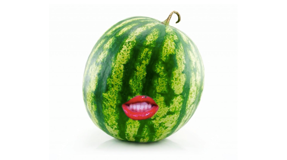 Fotomontasje av en vannmelon som har fått en munn.