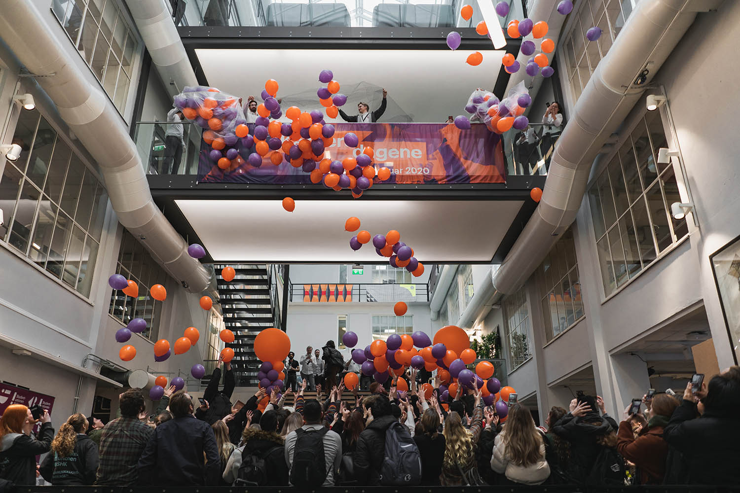 Foto med studenter og ballonger fra Høyskolen Kristiania campus Oslo under karrieredagene 2020.