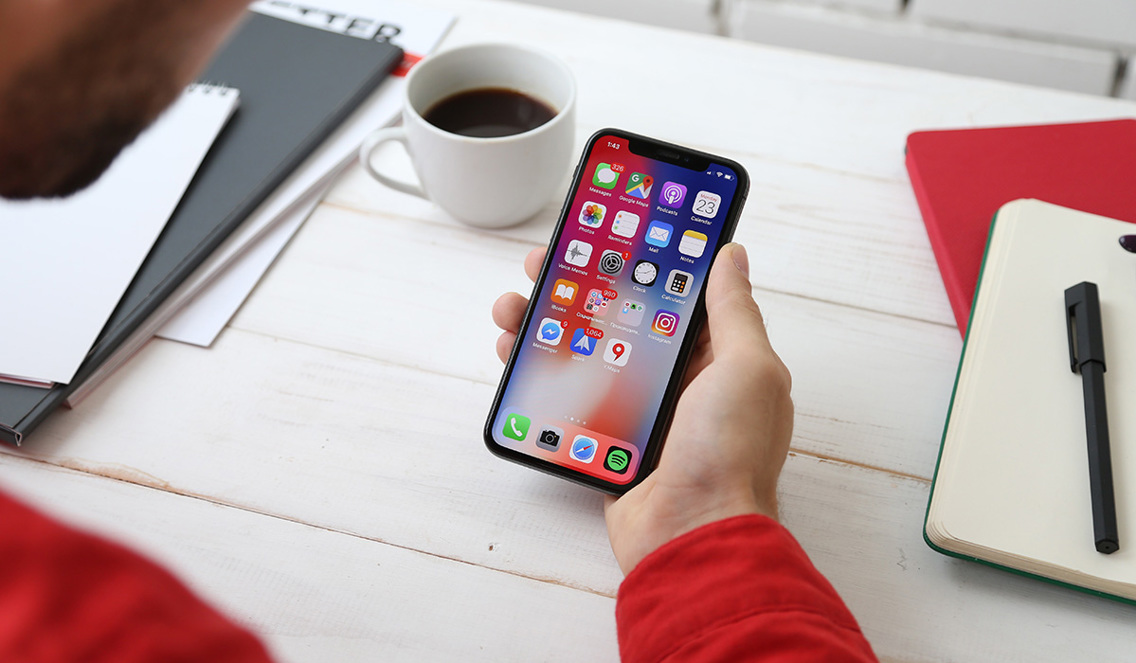 Iphone som ligger i hånden til en person