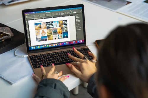 Student sett bakfra som jobber med PC.