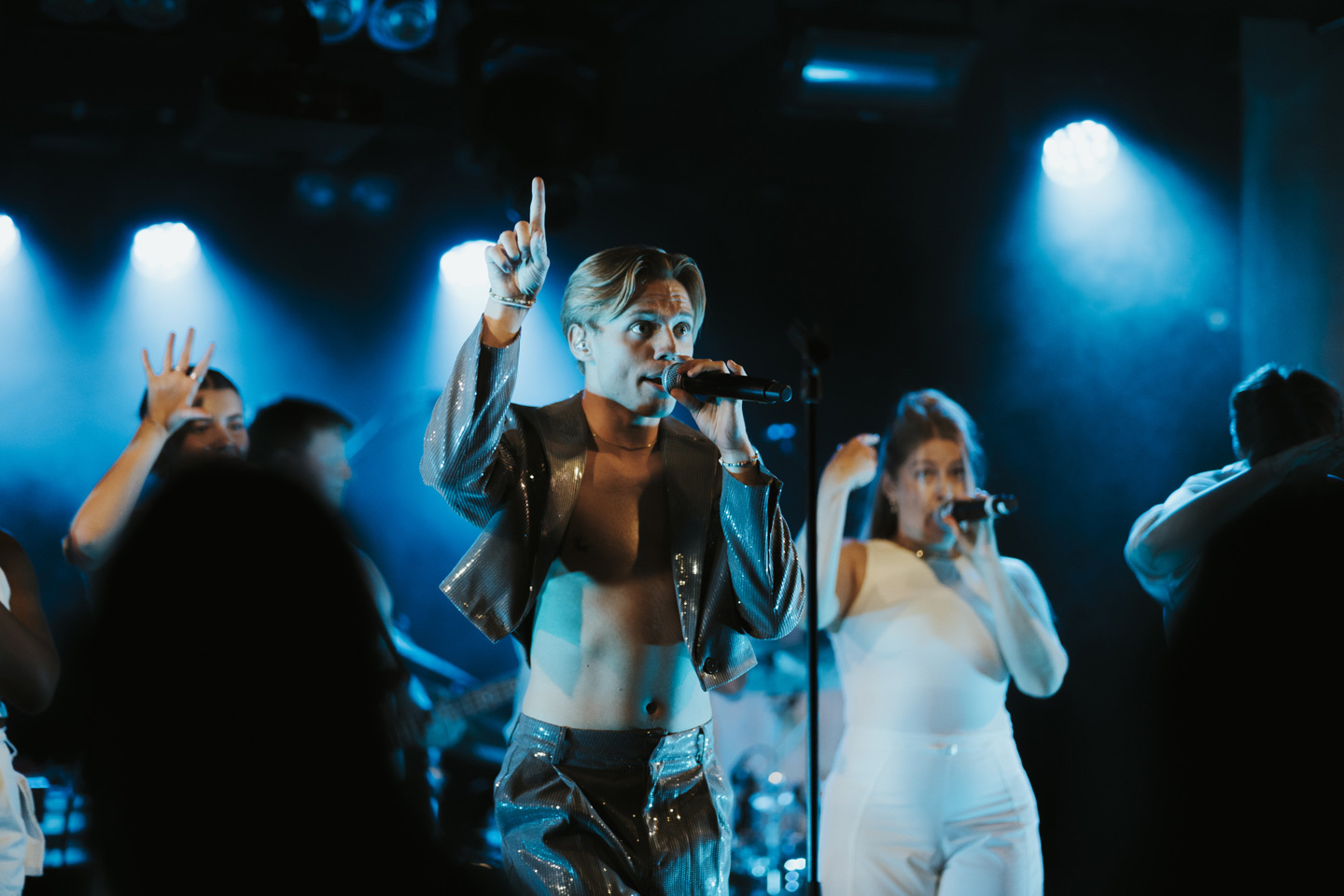 Band og sangere fra Kristianias musikk-utdanning opptrer på scene under Kristiania Live.