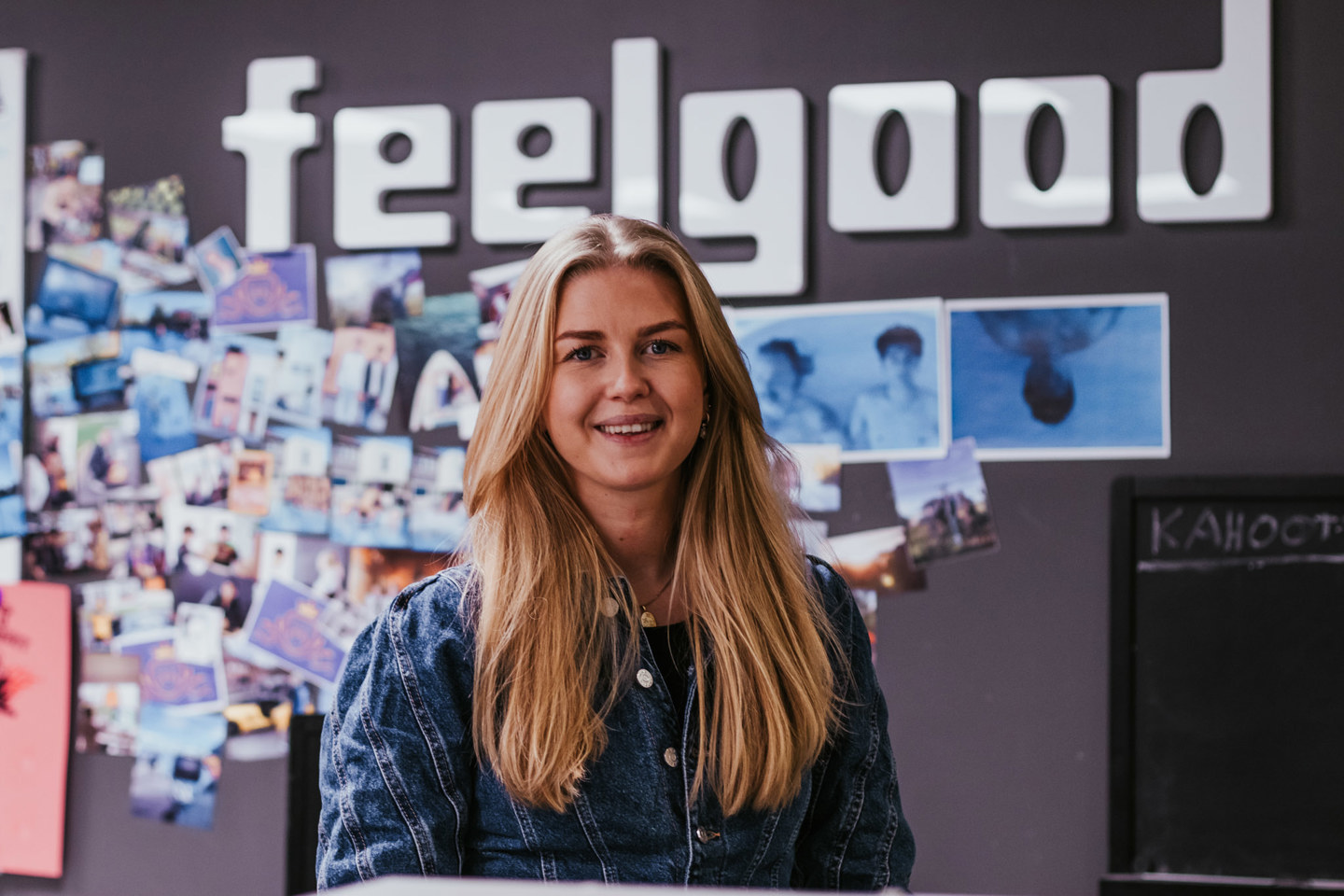 Bilde av Andrea Telle foran Feelgood-logoen