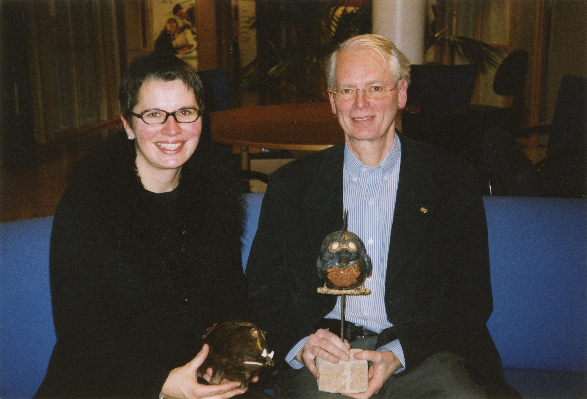 Bilde av en ganske ung kvinne med briller og en eldre mann med briller.