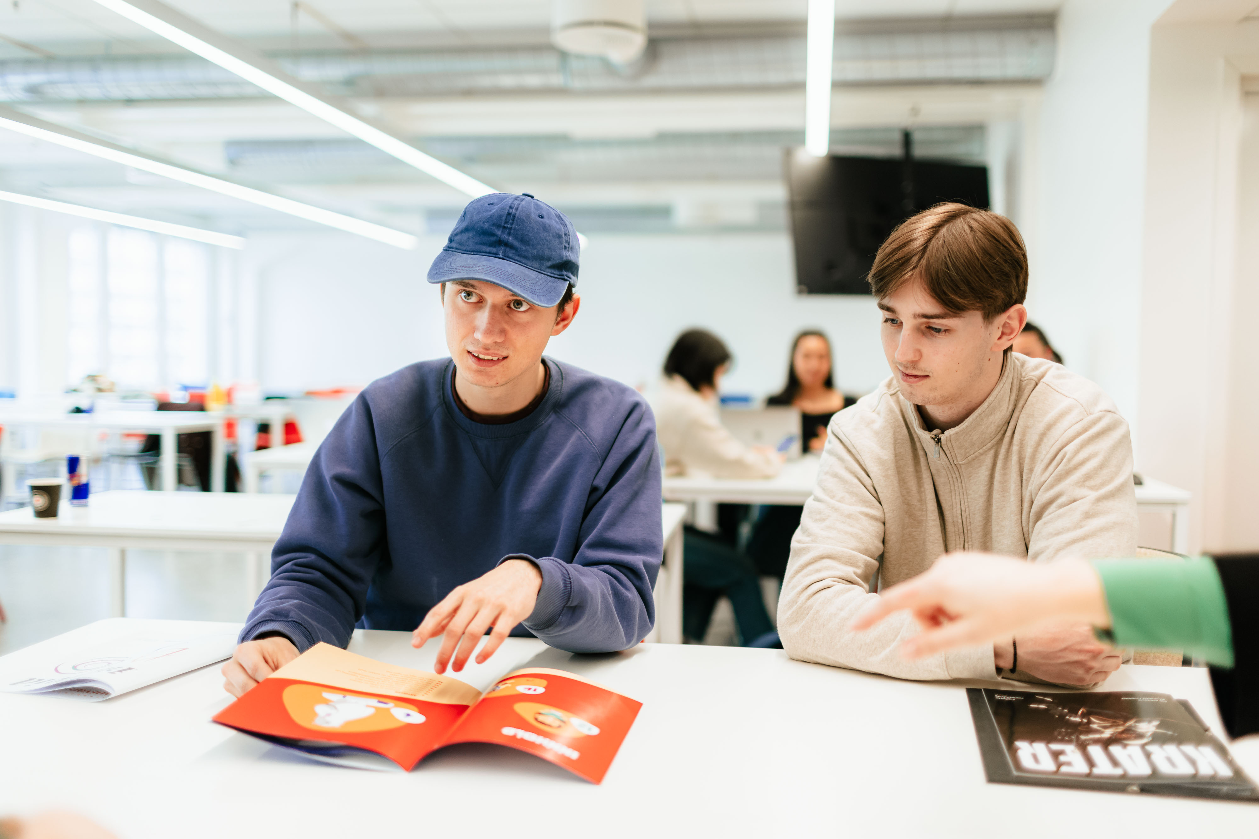 Studenter i klasserom diskuterer design.