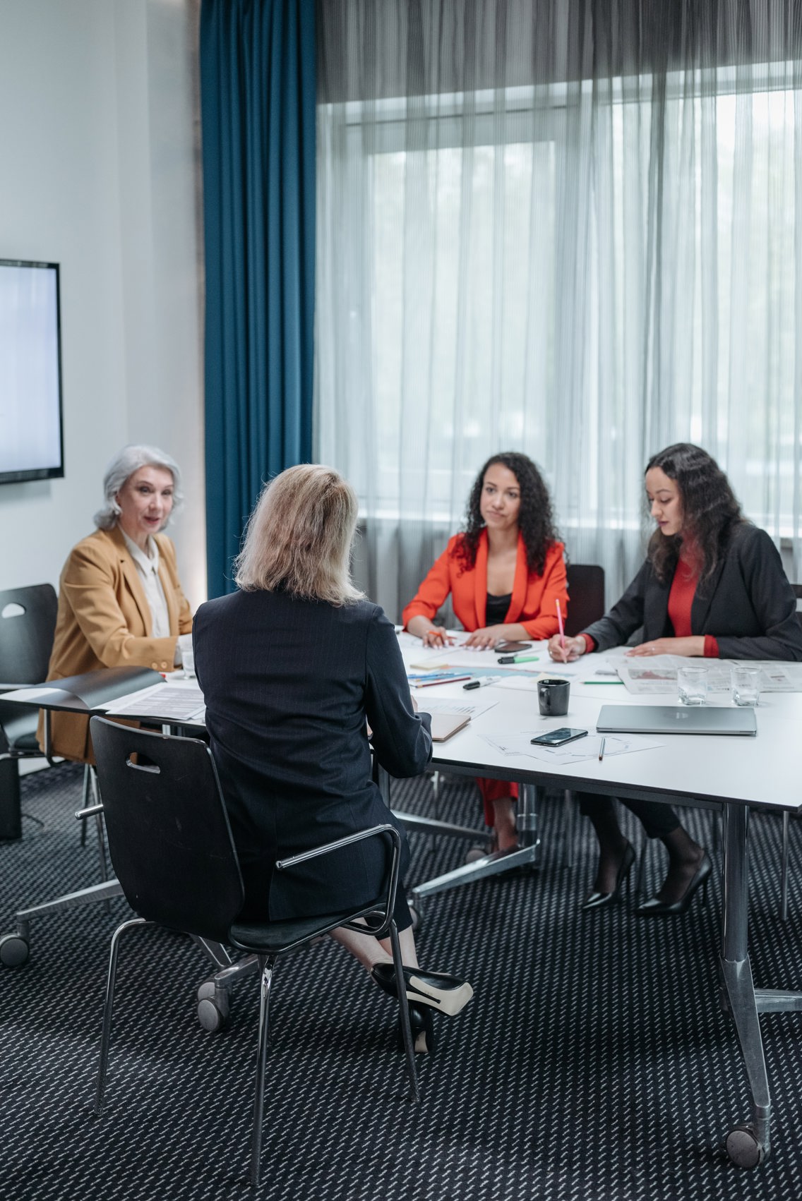 Kvinner rundt et bord på kontor
