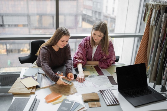 Student jobber med farger og innredning i et lyst kontor