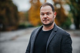 Portrettbilde av Jon Martin Larsen ute