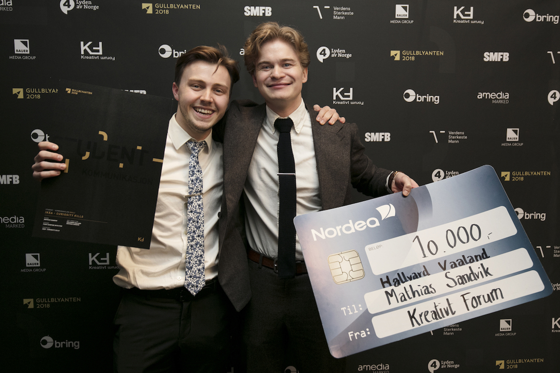 Hallvard Vaaland og Mathias Sandvik ble Årets Student og vant gull i Student – Kommunikasjon . Her står de foran presseveggen med en sjekk på 10 000 kroner. 