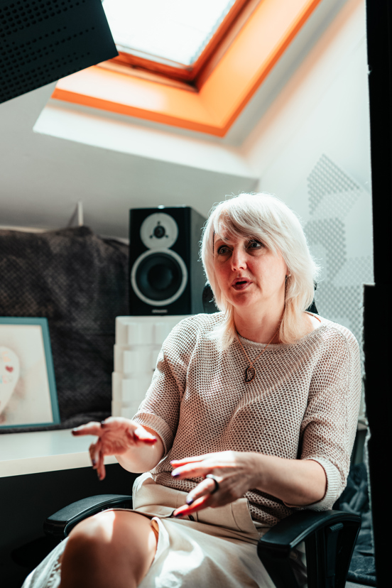Foto av Liana Degtiar i sitt lydstudio.