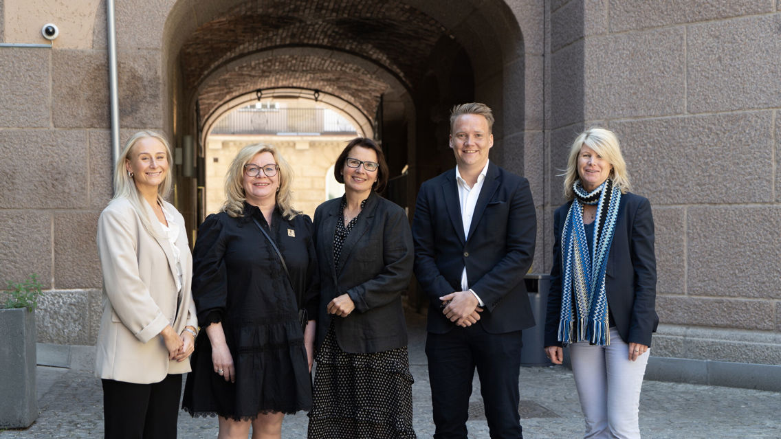  Ida Marie Grimsrud, Trine Meza, Solfrid Lind, Christoffer Omberg og Tine Widerøe foran et portrom.