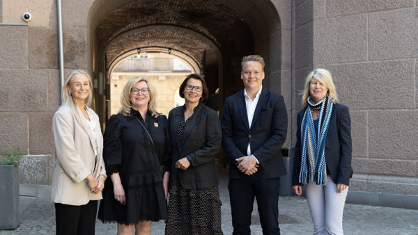  Ida Marie Grimsrud, Trine Meza, Solfrid Lind, Christoffer Omberg og Tine Widerøe foran et portrom.