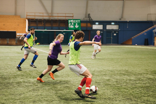 Studenter spiller fotball.