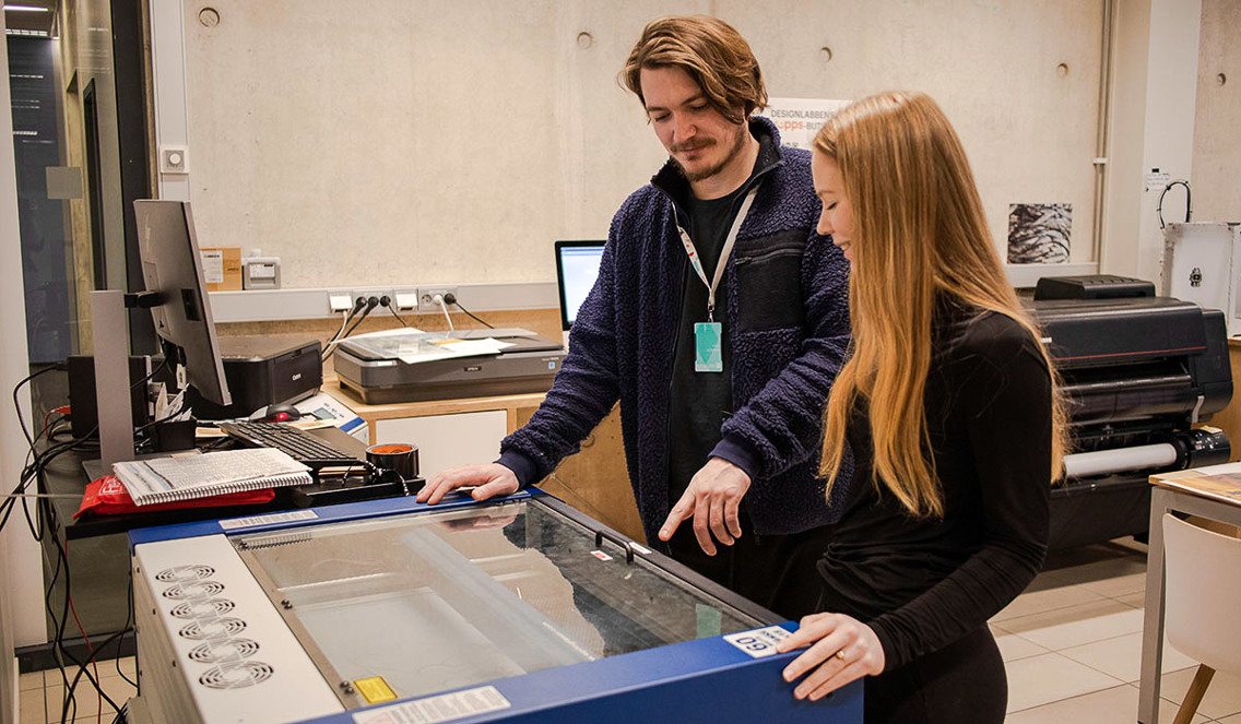 Verkstedsmester for Designlabben, Tobias Liland, står sammen med Eline Beier, som studerer Prosjektledelse på Fagskolen Kristiania.