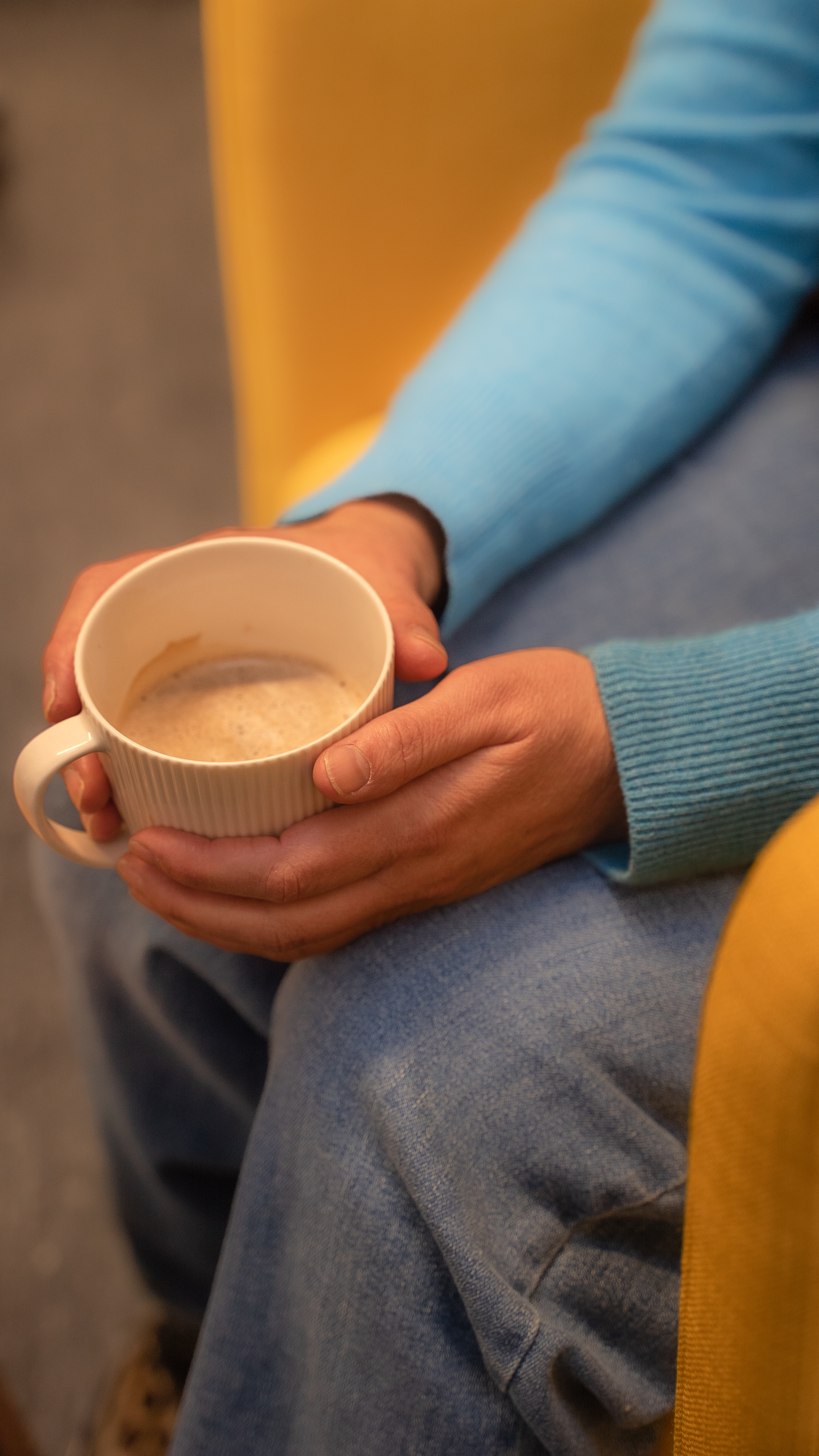 Nærbilde av Tone sine hender med en kaffekopp